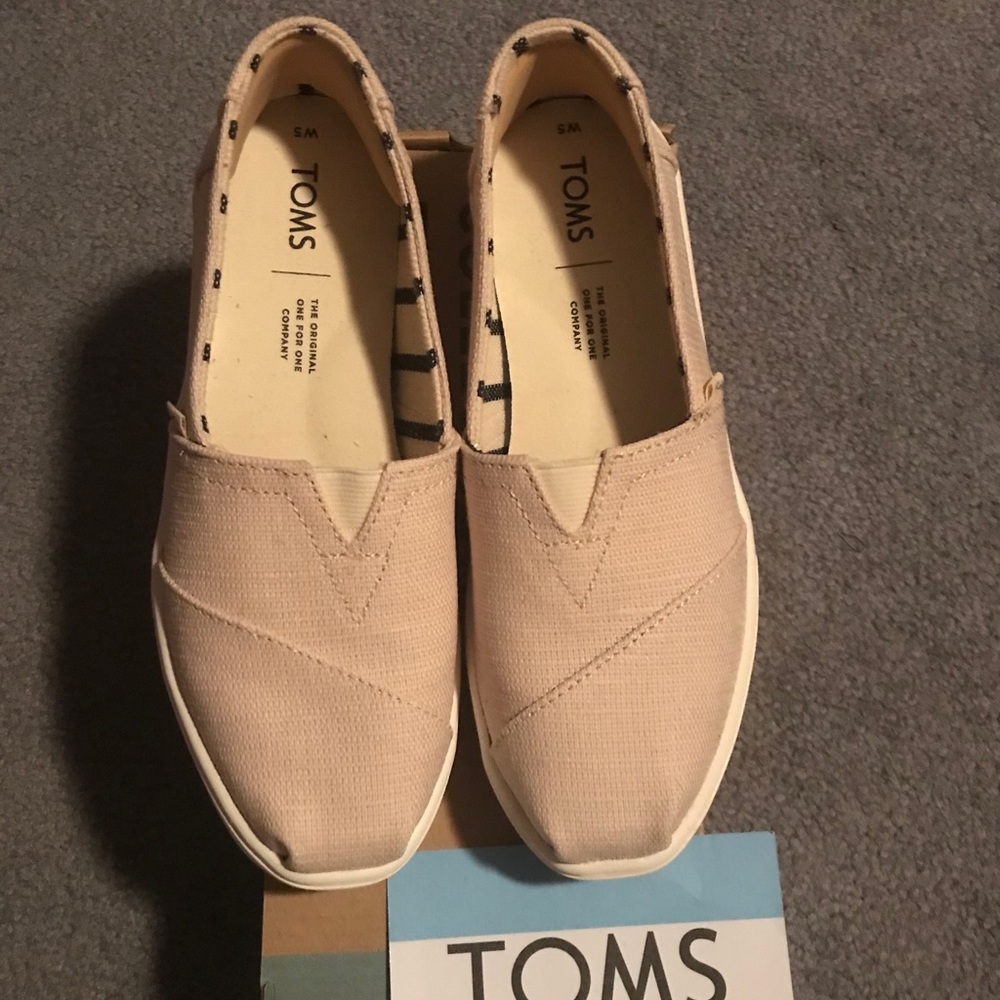 Women’s Toms size 5w NEW